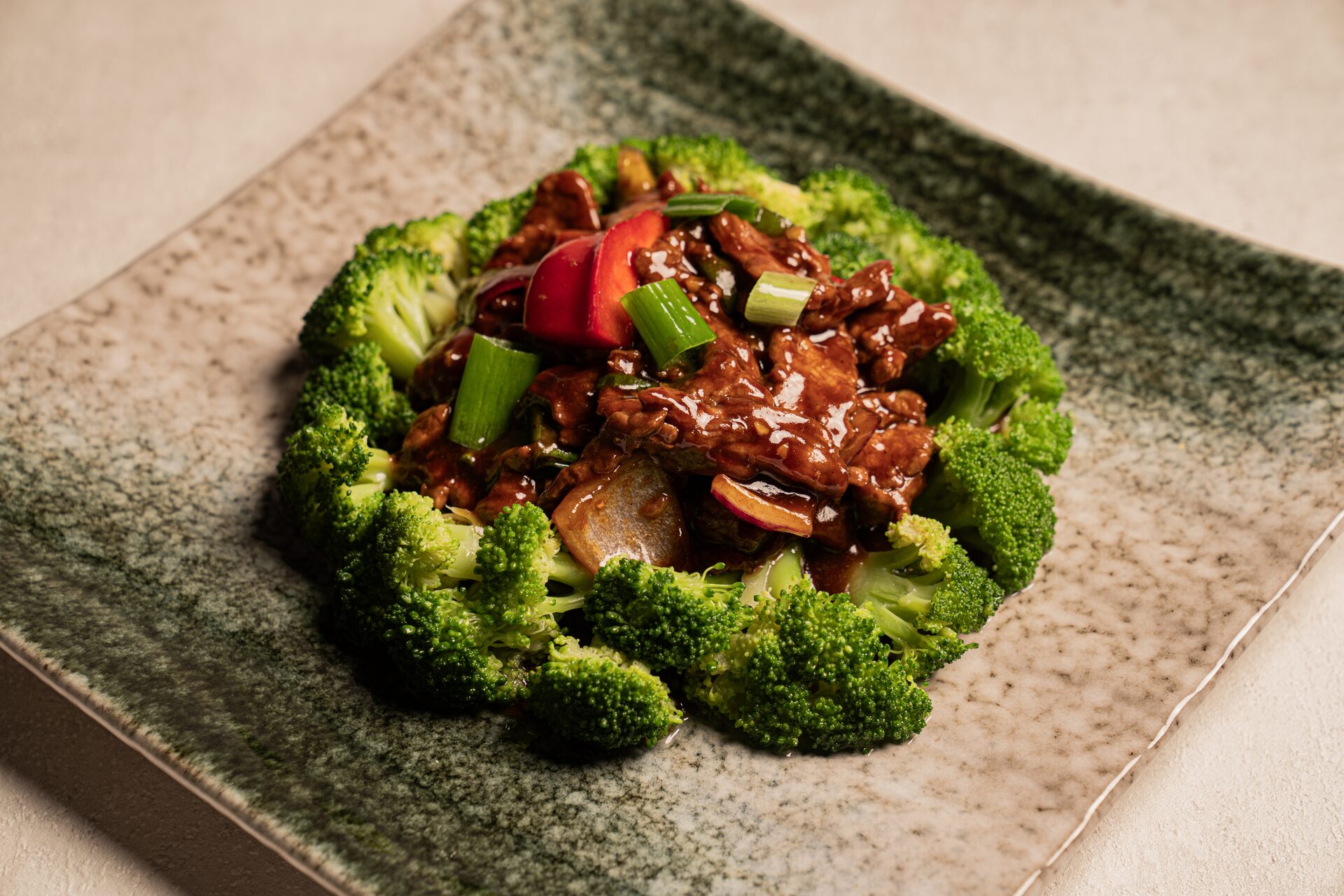 Kong Pao Beef im Wok mit Brokkoli und Chili