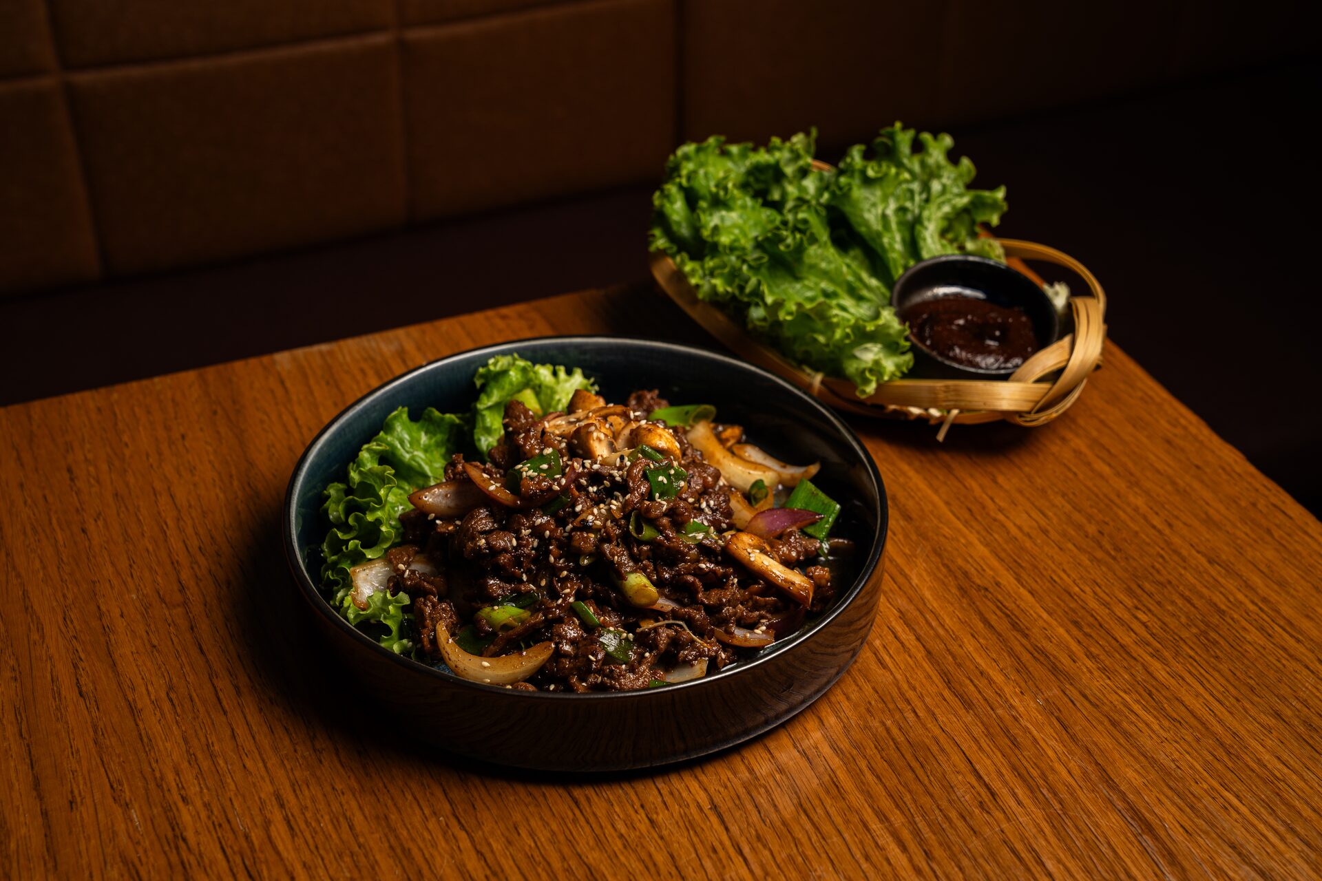 Bulgogi mit Salat — koreanisch mariniertes Rind