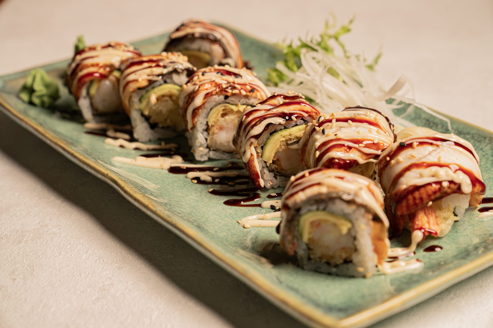 Dragon Roll mit Tempura, Avocado und Aal-Topping